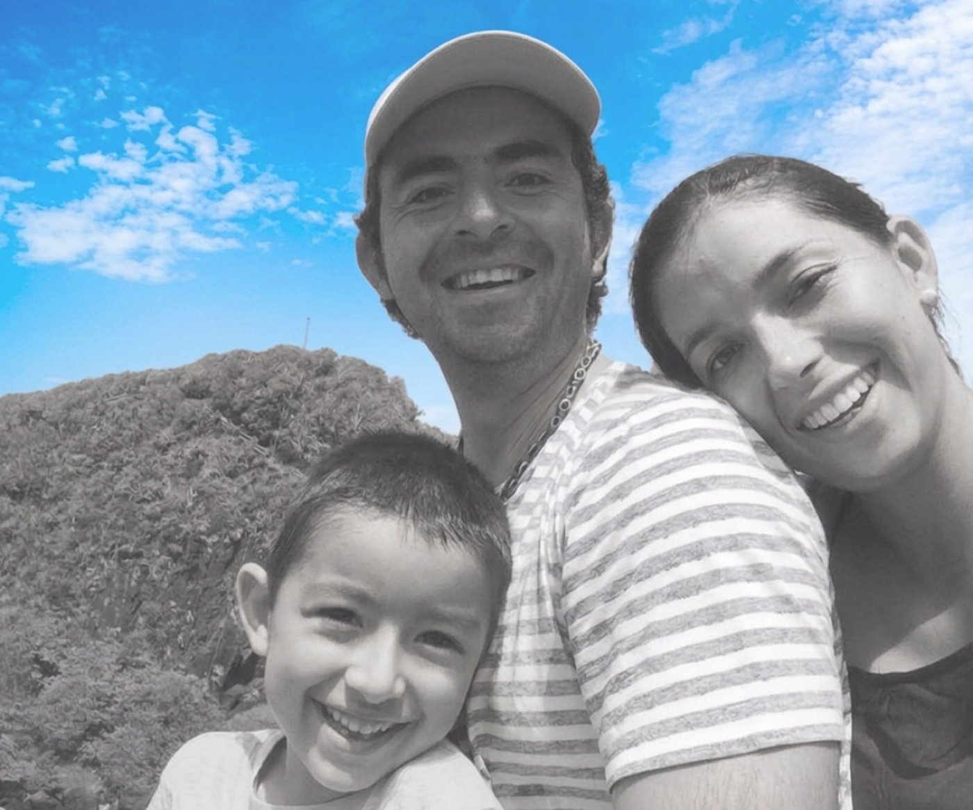 Konsta de niño junto a sus padres, sonriendo al aire libre
