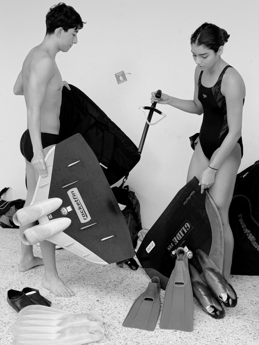 Dos deportistas guardando las monoaletas y el equipo después del entrenamiento