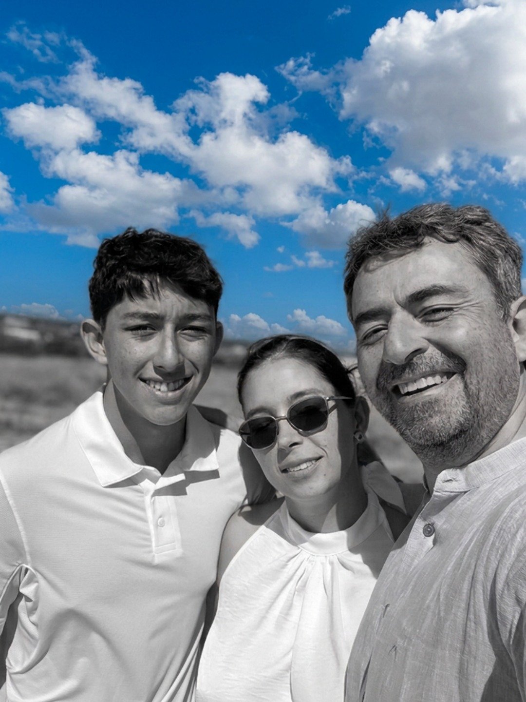 Konsta ya adolescente junto a sus padres, al aire libre