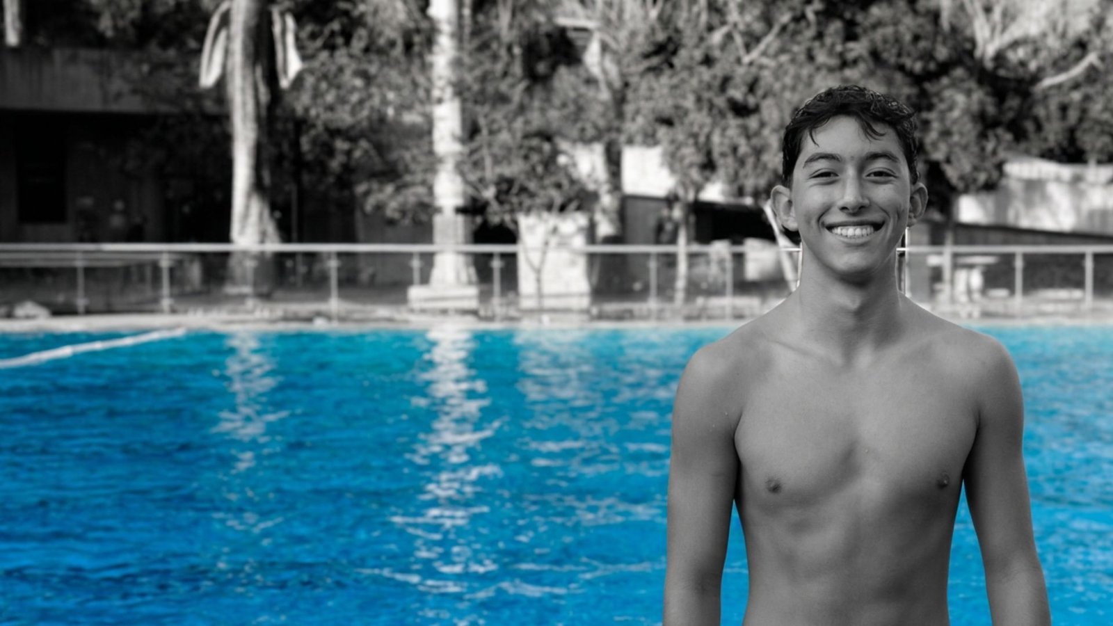 Konsta sonriendo junto a la piscina