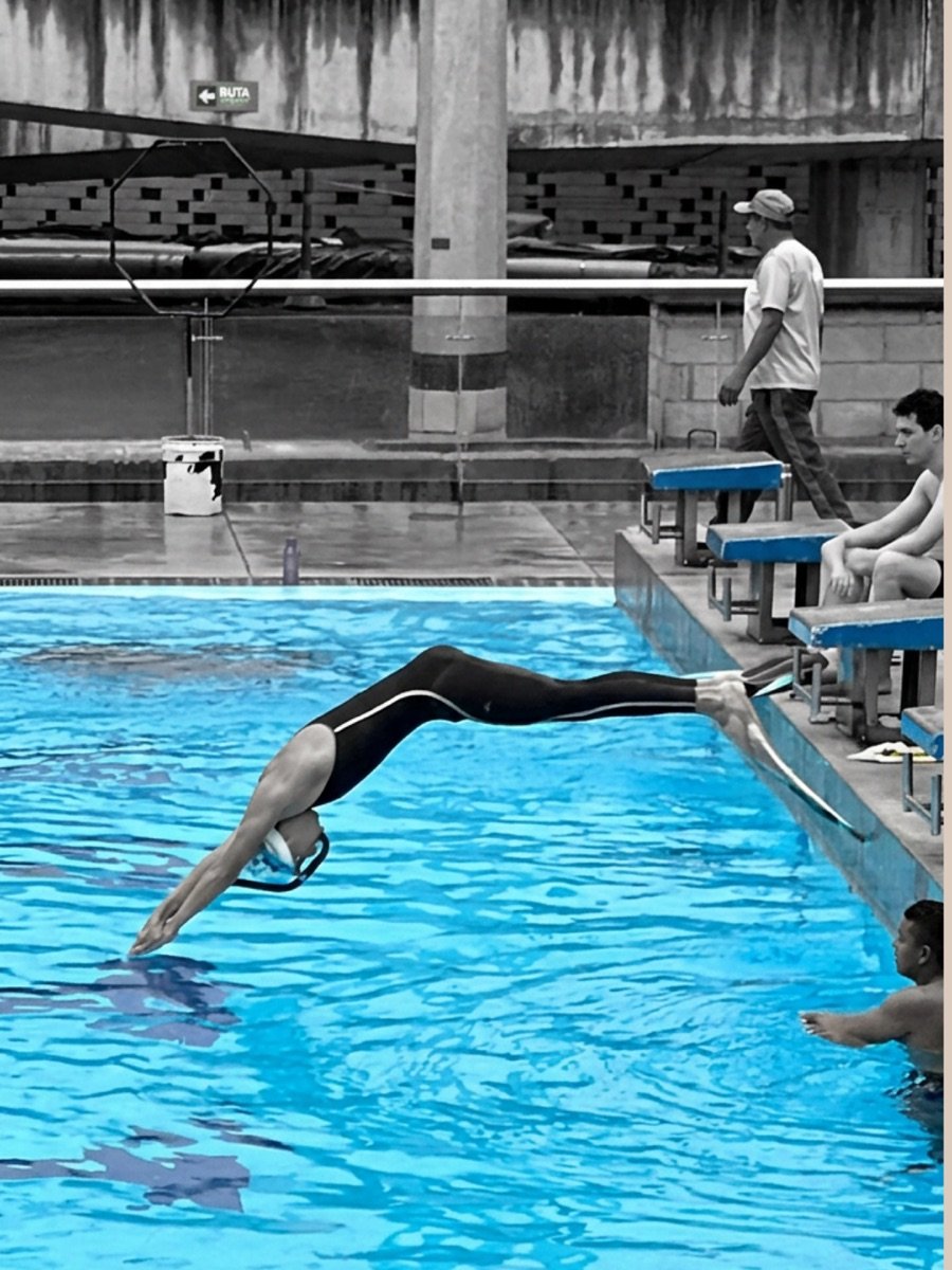 Konsta lanzándose al agua desde el borde de la piscina