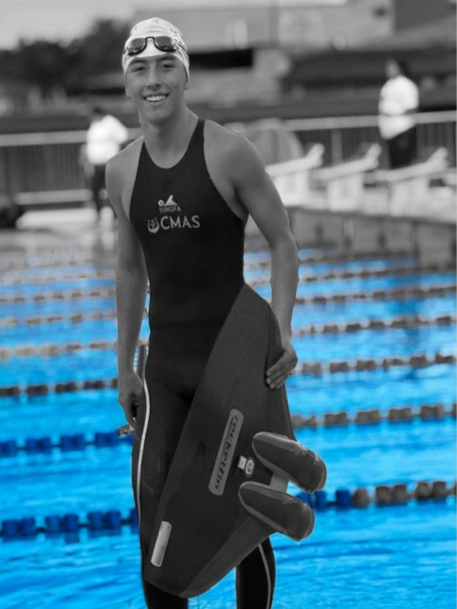 Konsta con el traje de competencia y la monoaleta al borde de la piscina